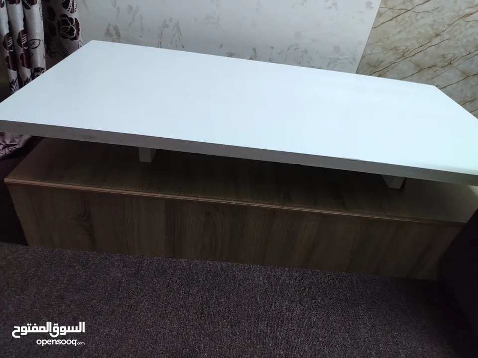 طاولة بحالة جيدة جدا لون ابيض