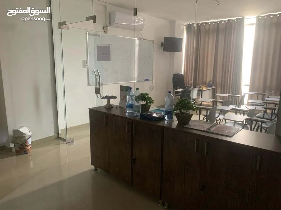 سوبر ديلوكس ، تجاري الطابق الثالث  مساحة 100متر  يصلح لكافة المصالح التجاريه