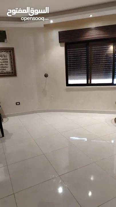 شقه موقع ممتاز للإيجار السنوي بوسط عمان