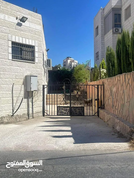 شقة مستقلة مع ساحة خارجية للايجار بأول سردا