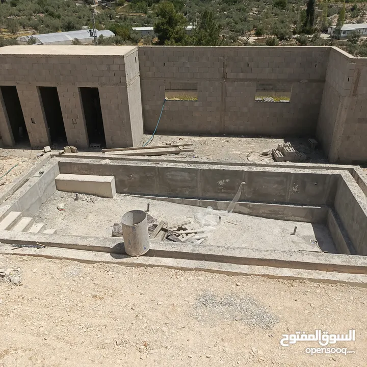 للبيع في عابود شاليه مساحة واسعة