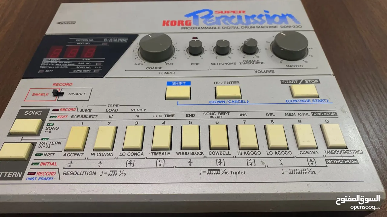 جهاز KORG DDM-220 هو من أشهر آلات الطبول الرقمية القابلة للبرمجة التي أُطلقت في الثمانينيات.