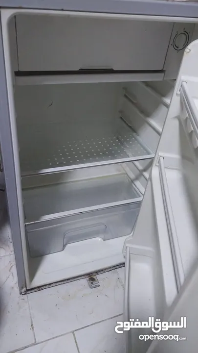 ثلاجة للبيع .. نص فريزر ونص ثلاجة تبريد ممتاز تجميد ممتاز  مش ناقصها ولا اشي عالفحص