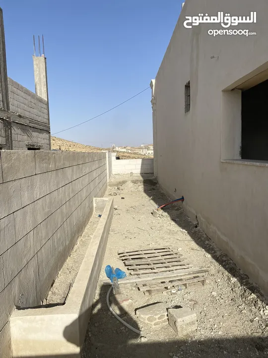 بيت عظم للبيع واجهه حجر مقصور من الداخل مسور من الخارج وبورسلان كامل داخلي موجود مطوب ومرخص