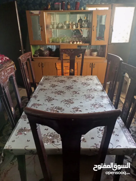 طاولة سفرة كبيرة مع 6 كراسي بحالة جيدة