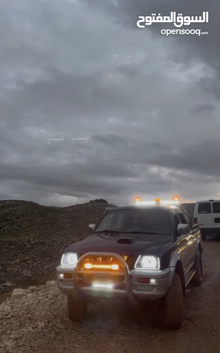 متسوبيشي ماقنومL200 2001