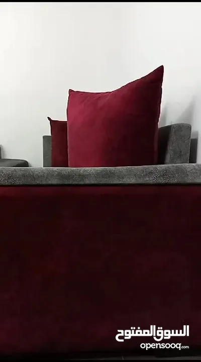 للبيع بداعي السفر طقم كورنر مستعمل بحالة الجديد  خشب تنجيد فخم خمري وسلفر مع  طاولة وسط تصميم راقي