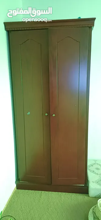 أثاث مستعمل كنبه غرفه جلوس  بحاله جيده وخزانه درفتين خشب ثقيل