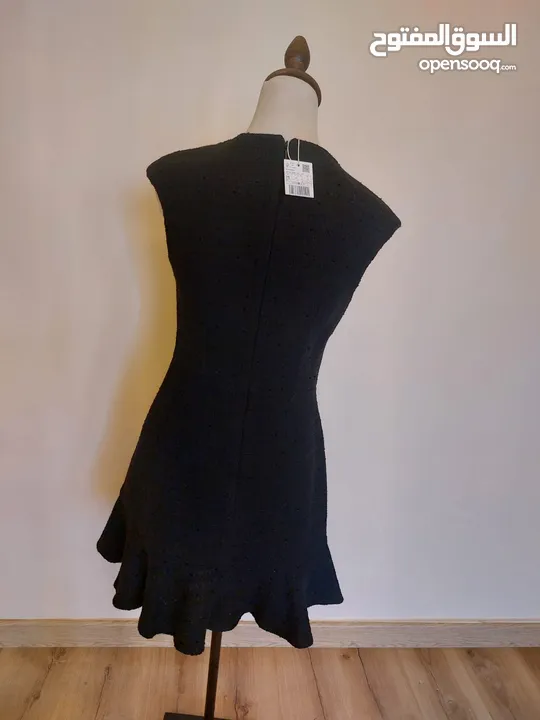 عدة فساتين جديدة و ماركات اسعارها من 10-12 دينار.