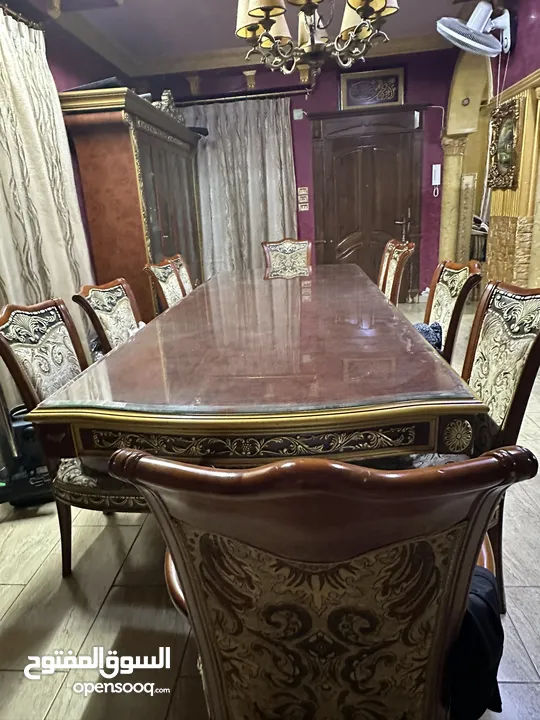 طاولة سفره مع لوح سكريت و 10كراسي مع بيرو ومع  وكومادينا  طقم مغربي مع طاولتين وسط خشب زان حفر