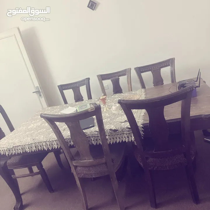غرفة نوم وطاولة سفرة