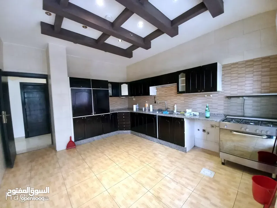 شقة غير مفروشة للإيجار 360م2 ( Property 18341 ) سنوي فقط