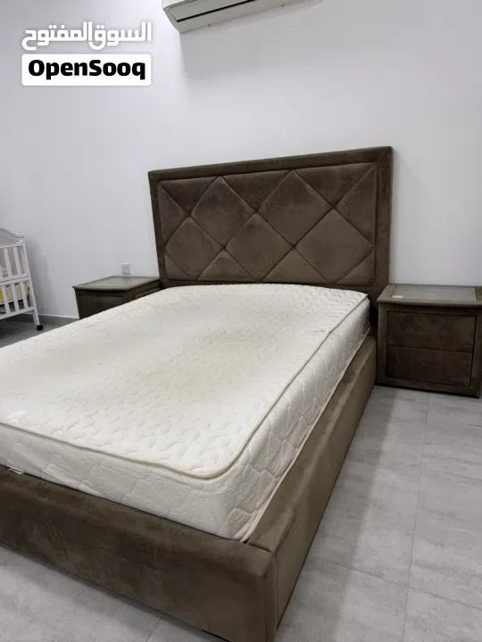 طقم اثاث غرفه نوم عباره عن سرير بو نفرين بـ الماترس و طاوله جانبيه العدد 2