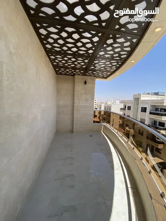 شقة طابق اخير مع روف 230 متر وتراس 100 متر على شارعين  طريق المطار خلف المدارس العالمية بسعر مميز