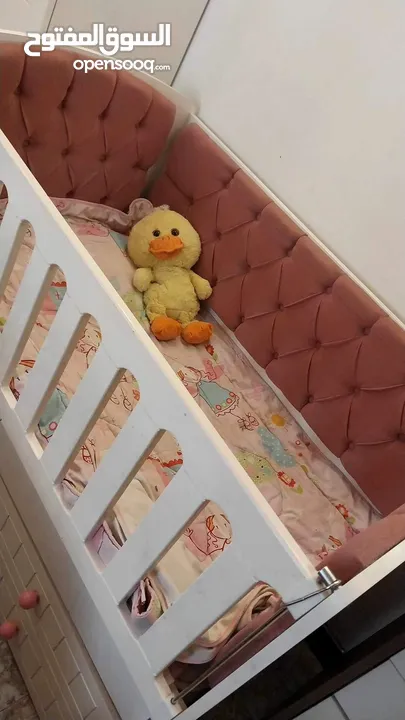 سرير اطفال نظيف جدا استعمال قليل