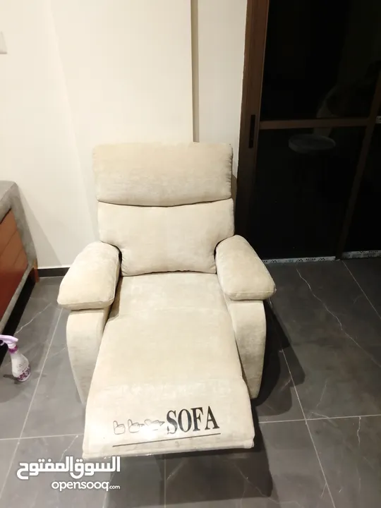 كنبه جلوس فخمه 3 وضعيات لون بيج بحاله الوكاله