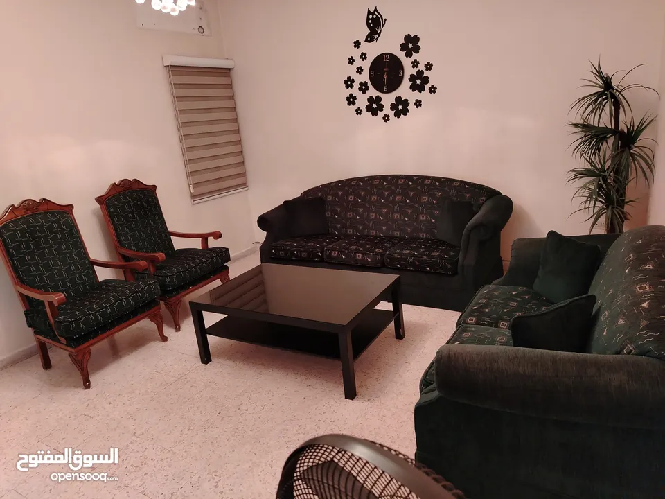 طقم كنب 7 مقاعد بحالة ممتازه سويد 4 سم مع مفردتين خشب زان
