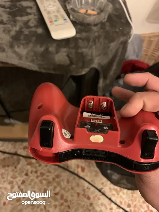 X Box360slim 500 جيجا 3 ايادي تحكم واحده بحاجه الى  كبسه LB TB مع سلك لشحن الايادي  والمحول