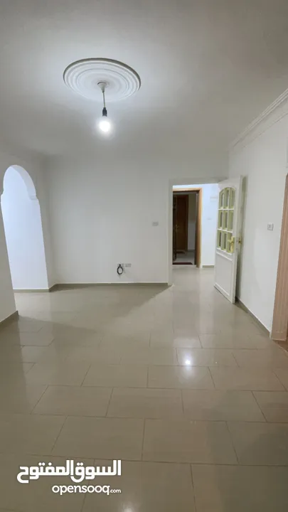 شقة للبيع  في اجمل مناطق الجبيهة قرب الجامعه الاردنيه الطابق الأول مساحة 170 متر  من المالك مباشرة