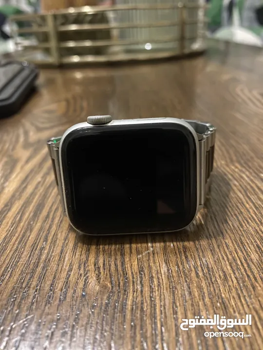 Apple Watch Series 5. 44mm. Extra stainless steel strap and silver watch case.