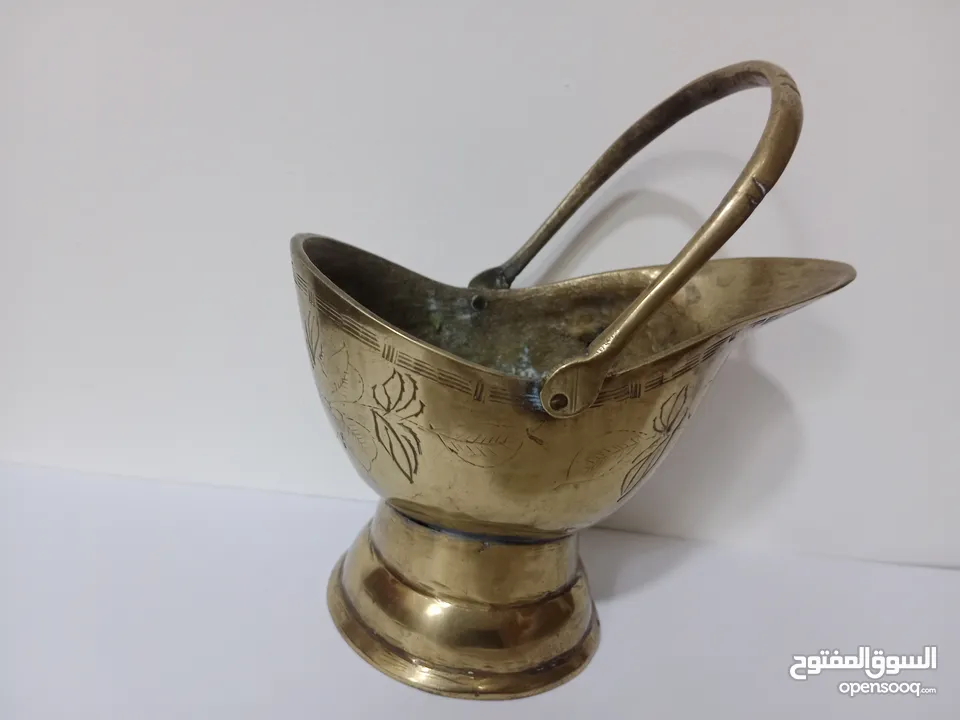 وعاء تقليدي مصنوع يدويا يستخدم لحمل الفحم أو الحطب مزخرف برسومات أنتيك قديم جدا لون ذهبي
