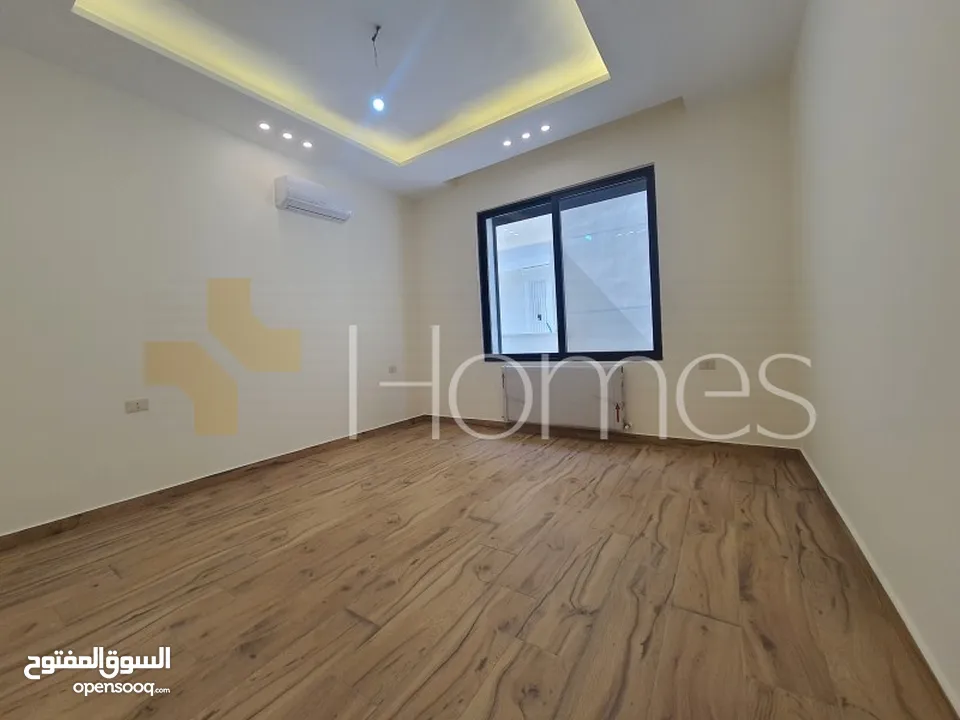 شقة ارضية مع ترس للبيع في رجم عميش بمساحة بناء 215م