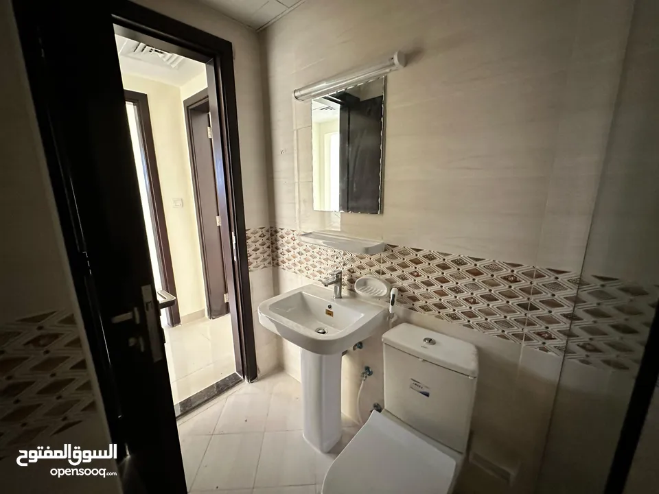 ( محمود سعد ) للايجار السنوي شقة غرفتين وصالة اول ساكن بنايه جديدخزائن بالحائط غرفة ماستر
