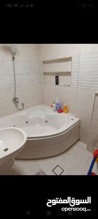 بيت جديد غير مسكون مكون من ثلاث طوابق في المزرعه الغربية بالقرب من شركة النزيه للبلاط منطقه هادئه