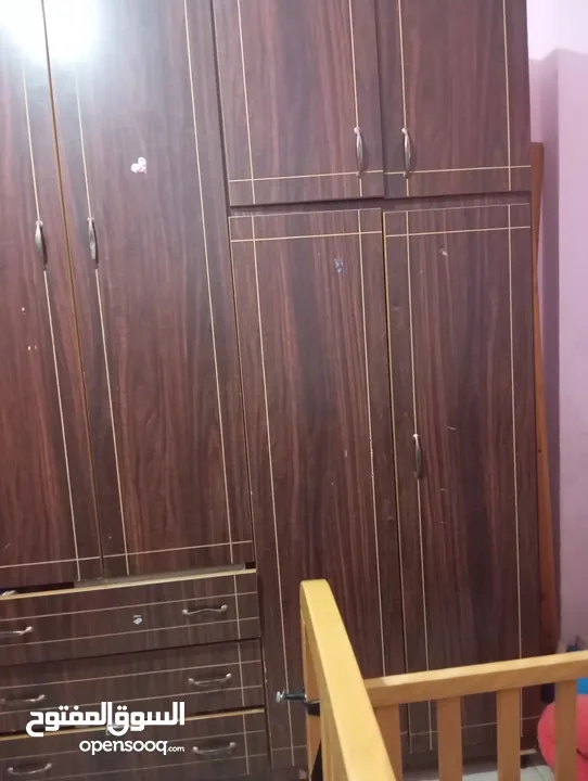 غرف نوم مستعمله بحالة جيدة مع خزانة أخرى