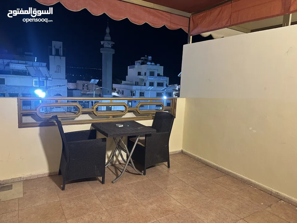 غرف وشقق فندقية نظيفة على البحر وبجانب السوق، موقع ممتاز، مطاعم، موقف عام، بلكونات، انترنت، مكيفات.