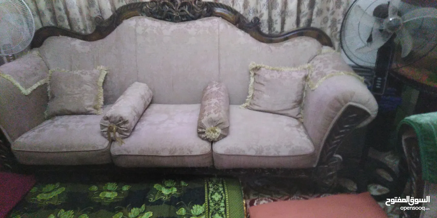 طقم كنبات مع البوفيه للبيع