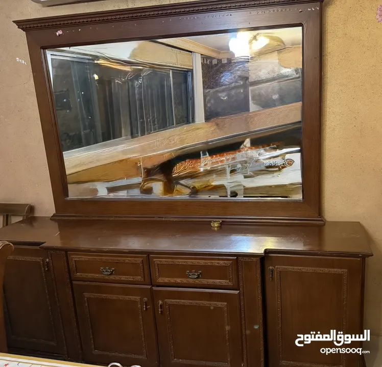 غرفة سفرة كاملة بحالة جيدة (طاولة و 8 كراسي وبوفيه وبيرو )