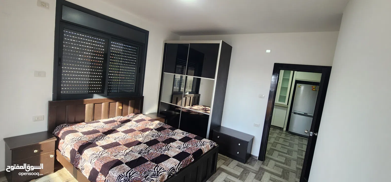 شقة وسط البلد قريبة من جميع الخدمات الشقة مكونة من غرفتين وصالون وحمامين ومطبخ وبرندة