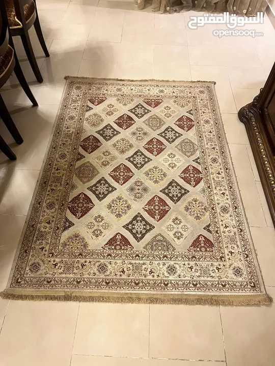 سجاد مستعمل اللون بيج للبيع بحاله جيده