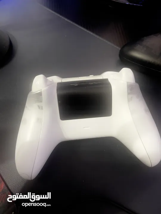 يدين تحكم Xbox إصدار Phantom White و PUBG بحالة ممتازة وسعر مغري