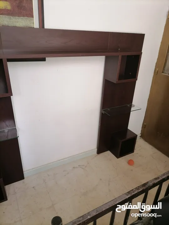ديكور شاشة ثقيل  ورفوف زجاج