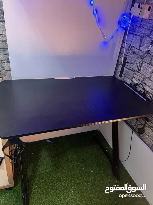 Gaming chair and Table with RGB light and USB ( new condition)