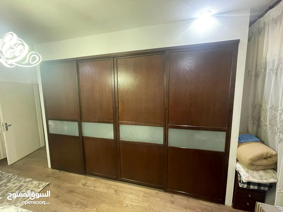 غرفة نوم مع خزانة حائط من مايزو للبيع في عبدون