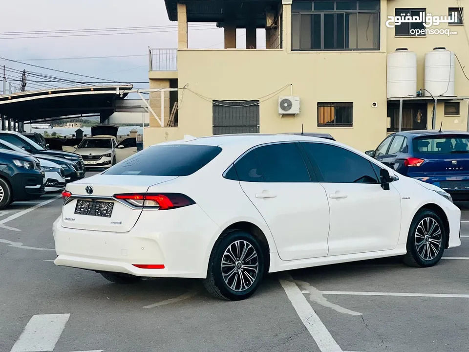 تيوتا كورولا هايبرد ترخيص 2022 فل بدون فتحة مميزة  ماتور 1800cc ( بنزين + كهرباء) 170Hp