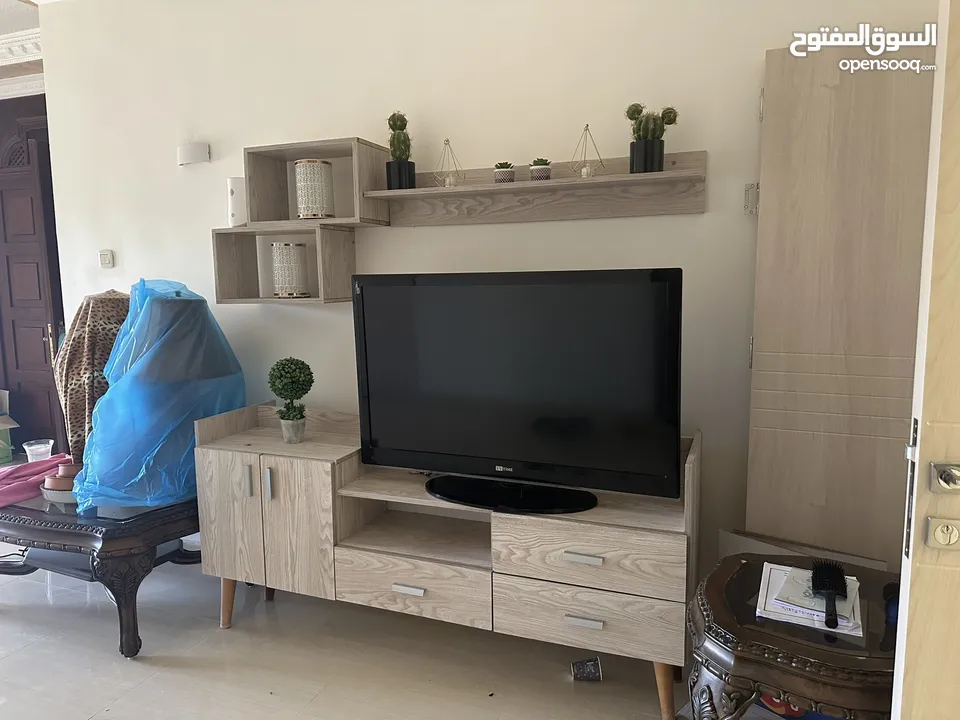 طاولة تلفزيون