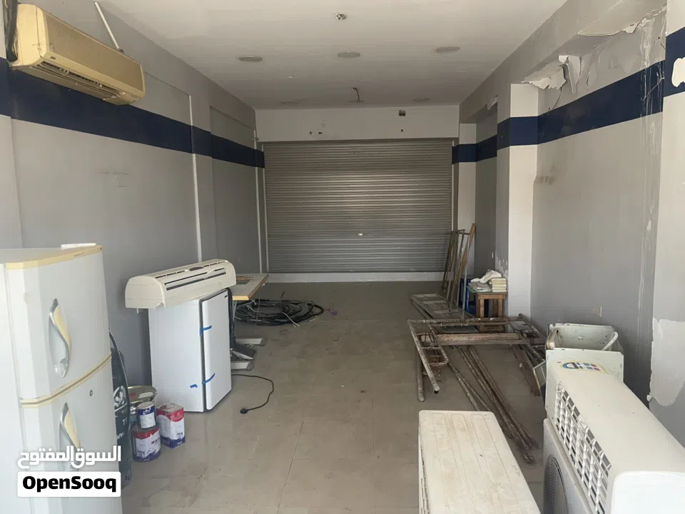 Shop For Rent in Jidhafs Maine Rood no 14  دكان للايجار في جدحفص على الشارع العام 14 في موقع مفتوح