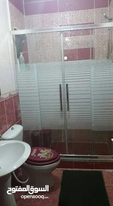 شقة أرضي وسط مع موقف تحت البناية