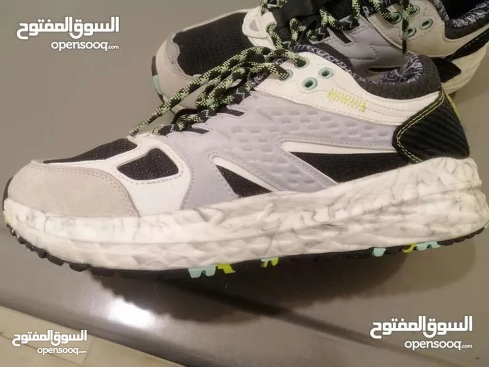 حذاء رياضي اصلي نوع hoka نظيف جدا كأنه مش ملبوس نمرة 42 نعل فوم بسعر 15 د نهايته