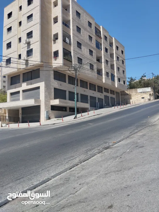 شقه للبيع من المالك بين الارسال وعين مصباح نزول مبنى الاذاعه والتلفزيون بالقرب من بصريات الحجل