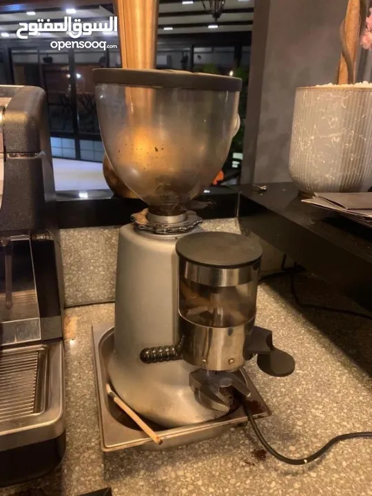 عدة مطعم كاملة مستعملة بحالة جديدة جداً استخدام اشهر فقط متوفر ايضاً تلاجات و فريزرات كبيرة