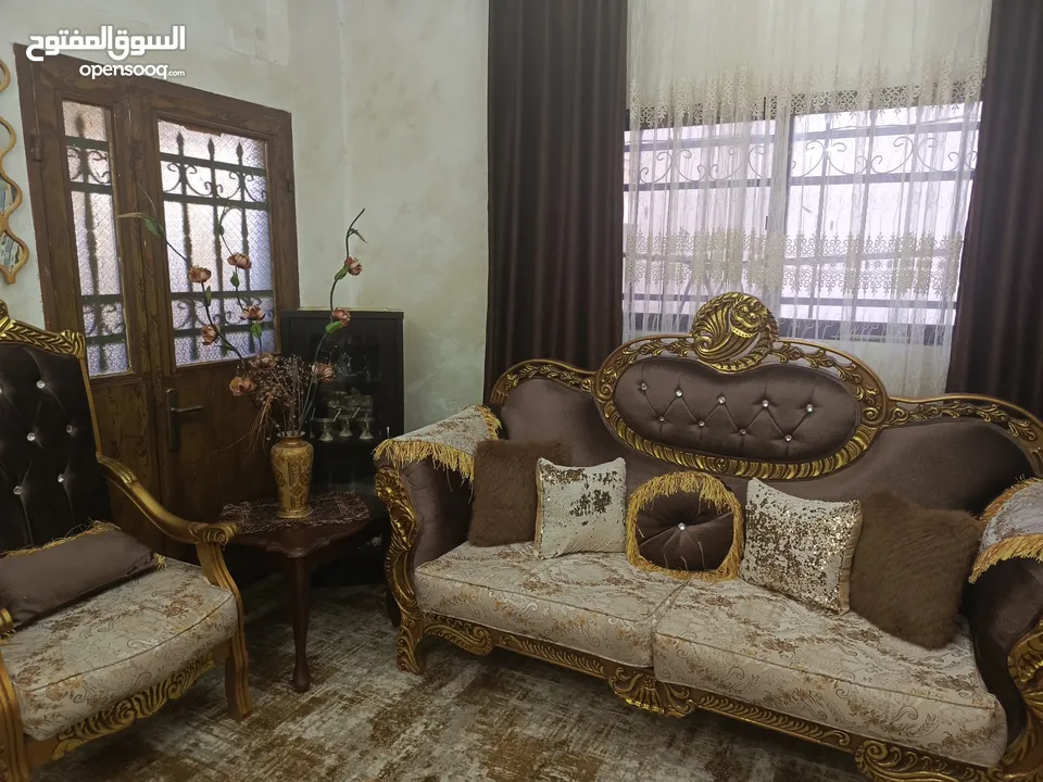 طقم كنب بحالة الجديد للبيع مكون من سبع مقاعد . اسفنج جديد وقماش جديد ونظيف