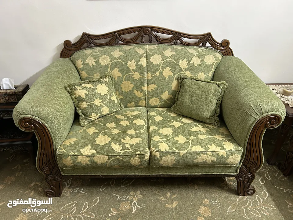 طقم كنب ضيوف مقاعد عدد 9 بحاله ممتازه مع طقم طاولات