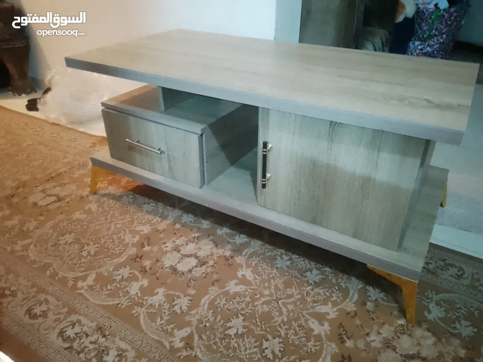 ترابيزه لمينيت بالكامل رجلين ستيل لون ذهبي الترابيزه بالكرتونه ولا خدشه الله يطرح البركه
