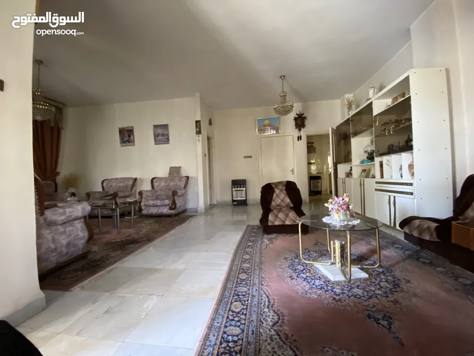 شبه فيلا موقع مميز جداً