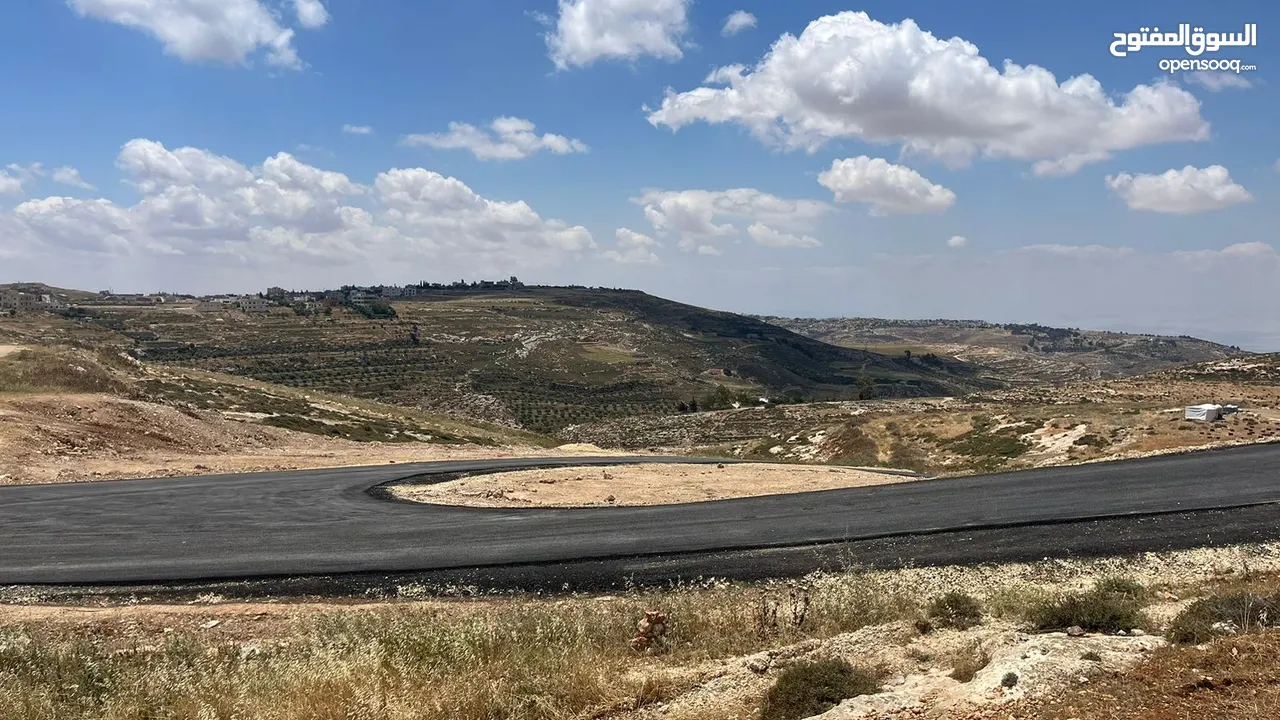 ارض للبيع 940 م تنظيم سكن ( أ )  تقع على شارعين طريق المطار_  ناعور حسبان _ من المالك مباشرة